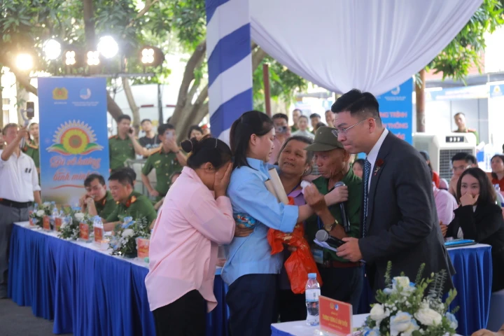 Lan tỏa giá trị nhân văn từ chương trình “Đi về hướng bình minh” Lan tỏa giá trị nhân văn từ chương trình “Đi về hướng bình minh”