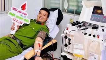 Lan tỏa hình ảnh cán bộ Công an hiến máu tình nguyện trong ngày trực bảo vệ bầu cử