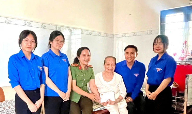 Lan tỏa nhiều hình ảnh đẹp nghĩa tình về người CBCS Công an Tây Ninh Lan tỏa nhiều hình ảnh đẹp nghĩa tình về người CBCS Công an Tây Ninh