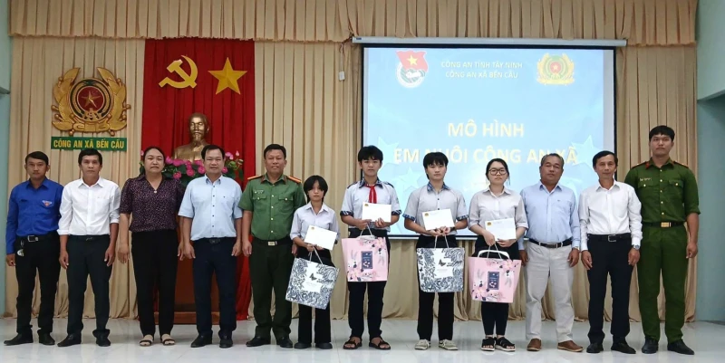 Lan tỏa nhiều hình ảnh đẹp nghĩa tình về người CBCS Công an Tây Ninh Lan tỏa nhiều hình ảnh đẹp nghĩa tình về người CBCS Công an Tây Ninh