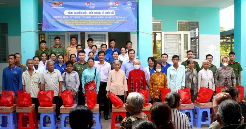 Lan tỏa nhiều hình ảnh đẹp nghĩa tình về người CBCS Công an Tây Ninh Lan tỏa nhiều hình ảnh đẹp nghĩa tình về người CBCS Công an Tây Ninh