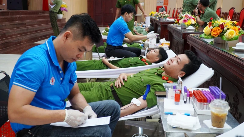 Lan tỏa nhiều hình ảnh đẹp nghĩa tình về người CBCS Công an Tây Ninh Lan tỏa nhiều hình ảnh đẹp nghĩa tình về người CBCS Công an Tây Ninh