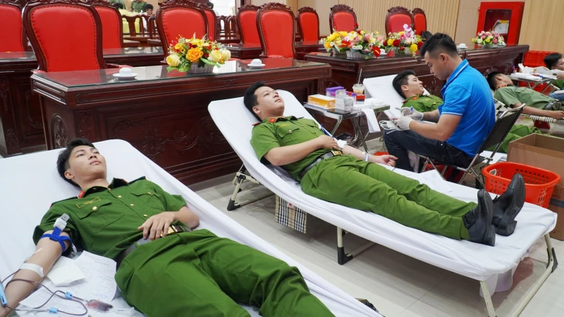 Lan tỏa nhiều hình ảnh đẹp nghĩa tình về người CBCS Công an Tây Ninh Lan tỏa nhiều hình ảnh đẹp nghĩa tình về người CBCS Công an Tây Ninh