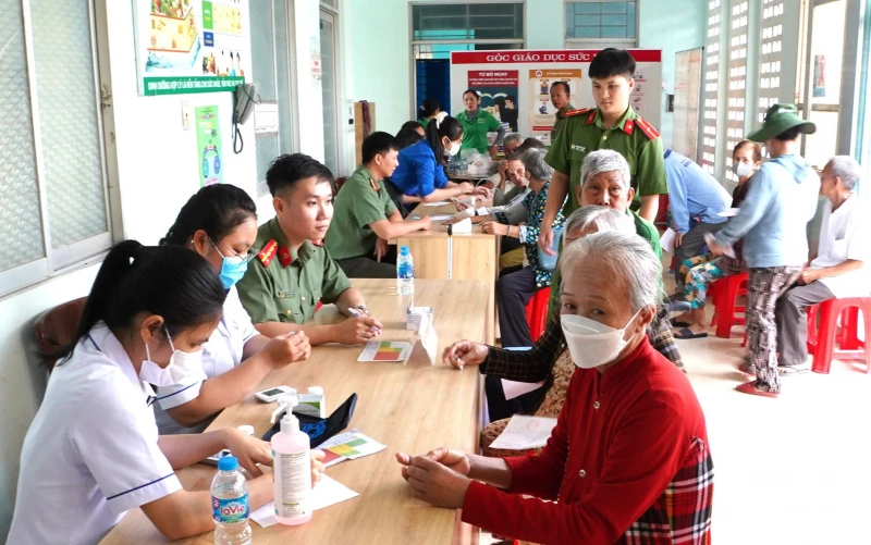Lan tỏa nhiều hình ảnh đẹp nghĩa tình về người CBCS Công an Tây Ninh Lan tỏa nhiều hình ảnh đẹp nghĩa tình về người CBCS Công an Tây Ninh