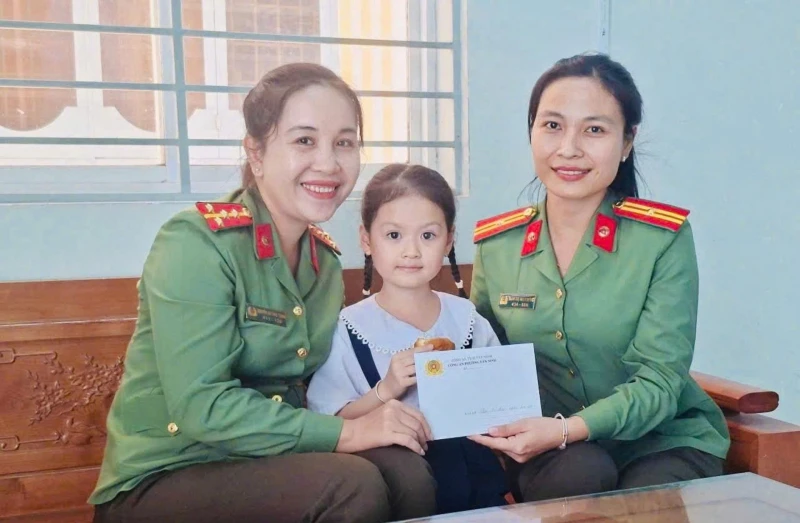 Lan tỏa nhiều hình ảnh đẹp nghĩa tình về người CBCS Công an Tây Ninh Lan tỏa nhiều hình ảnh đẹp nghĩa tình về người CBCS Công an Tây Ninh