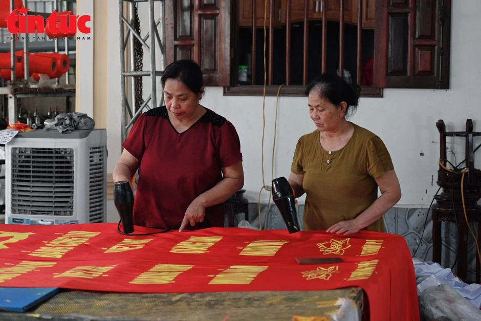 Làng cờ Từ Vân, nơi sắc đỏ ‘không bao giờ tắt’ Làng cờ Từ Vân, nơi sắc đỏ ‘không bao giờ tắt’
