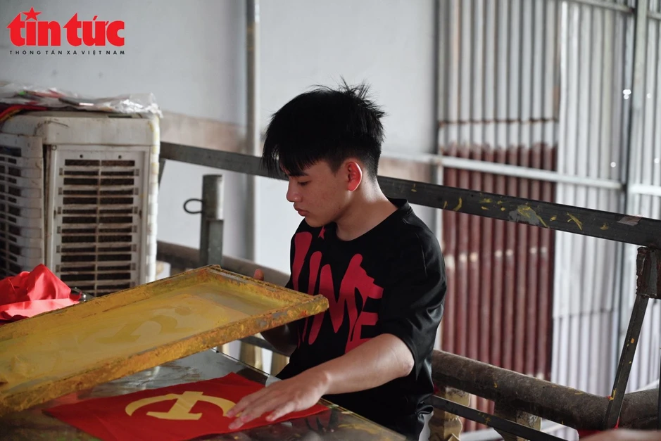 Làng cờ Từ Vân, nơi sắc đỏ ‘không bao giờ tắt’ Làng cờ Từ Vân, nơi sắc đỏ ‘không bao giờ tắt’