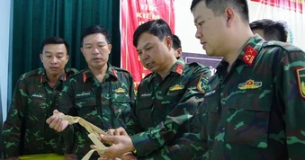 Lặng người trước hài cốt liệt sĩ cùng di vật ít ỏi vừa tìm thấy