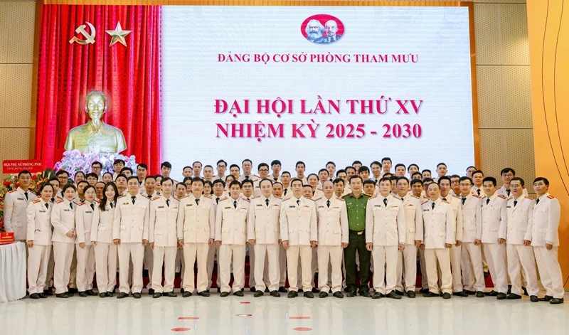 Lặng thầm phía sau những chiến công Lặng thầm phía sau những chiến công