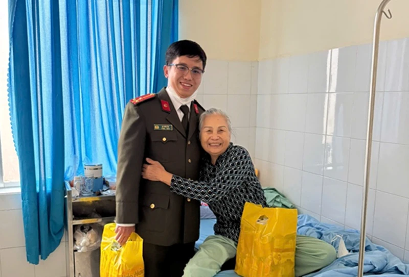 Lặng thầm phía sau những chiến công Lặng thầm phía sau những chiến công