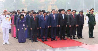 Lãnh đạo Đảng, Nhà nước, đại biểu Quốc hội vào lăng viếng Chủ tịch Hồ Chí Minh