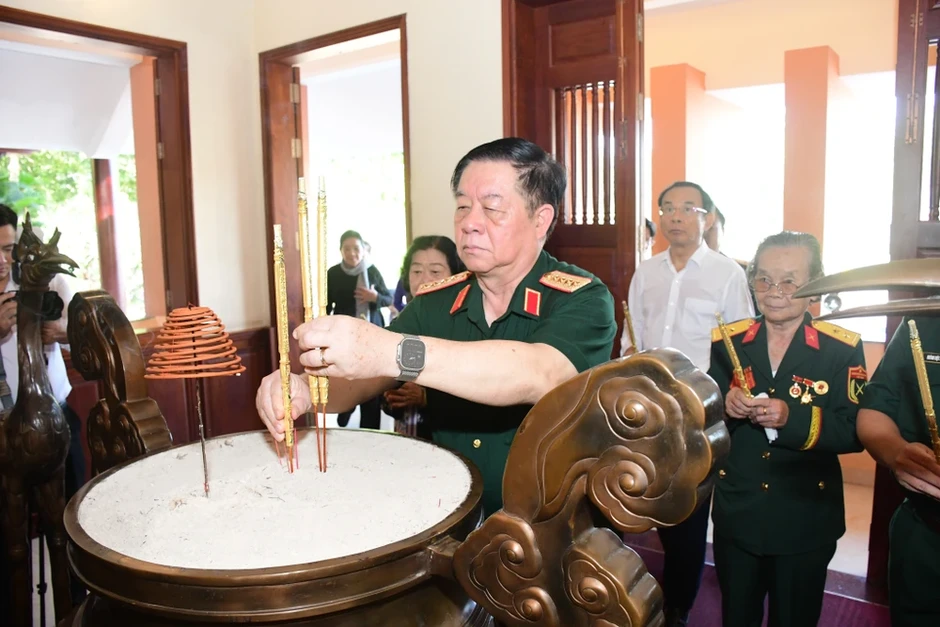 Lãnh đạo Đảng, Nhà nước dự họp mặt Cơ quan Hội Phụ nữ Giải phóng khu Đông Nam Bộ Lãnh đạo Đảng, Nhà nước dự họp mặt Cơ quan Hội Phụ nữ Giải phóng khu Đông Nam Bộ