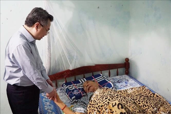 Lãnh đạo Đảng, Nhà nước thăm, tặng quà các gia đình chính sách, người lao động có hoàn cảnh khó khăn Lãnh đạo Đảng, Nhà nước thăm, tặng quà các gia đình chính sách, người lao động có hoàn cảnh khó khăn