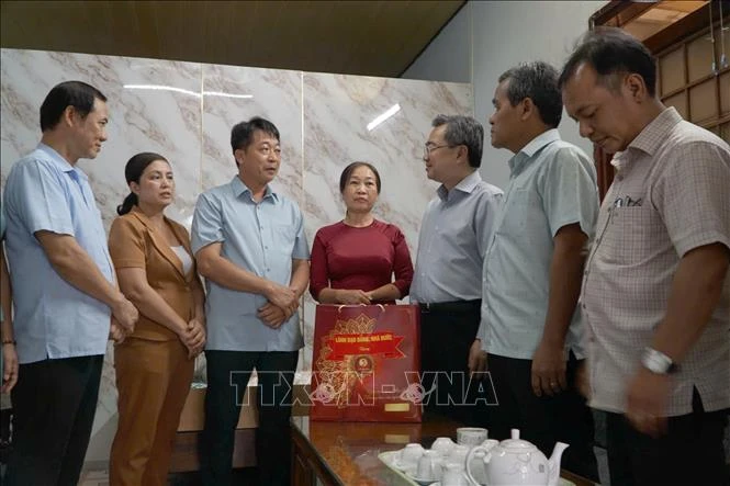 Lãnh đạo Đảng, Nhà nước thăm, tặng quà các gia đình chính sách, người lao động có hoàn cảnh khó khăn Lãnh đạo Đảng, Nhà nước thăm, tặng quà các gia đình chính sách, người lao động có hoàn cảnh khó khăn