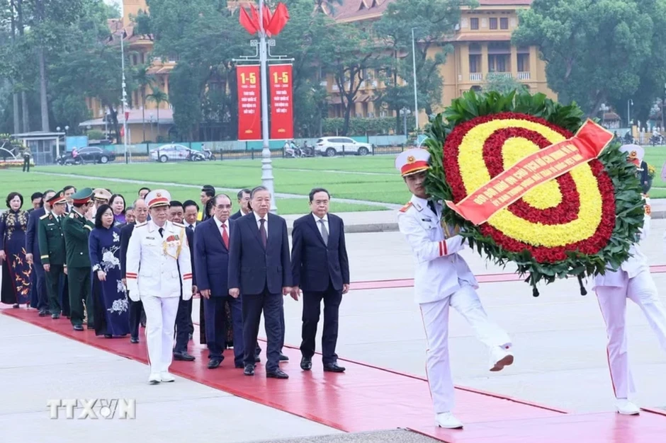 Lãnh đạo Đảng, Nhà nước vào Lăng viếng Chủ tịch Hồ Chí Minh dịp 30-4 Lãnh đạo Đảng, Nhà nước vào Lăng viếng Chủ tịch Hồ Chí Minh dịp 30-4