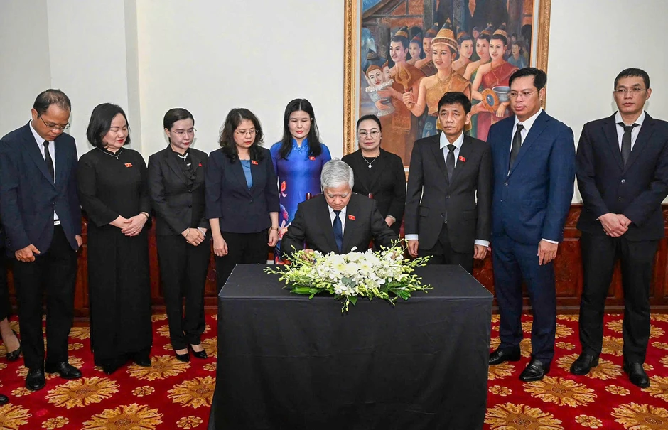 Lãnh đạo Đảng, Nhà nước Việt Nam viếng Chủ tịch Quốc hội Lào