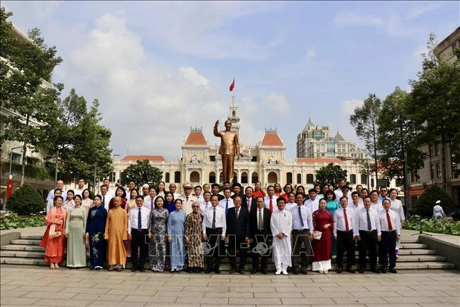 Lãnh đạo TP Hồ Chí Minh dâng hương tưởng niệm các Anh hùng liệt sỹ dịp 30/4