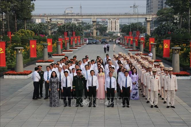Lãnh đạo TP Hồ Chí Minh dâng hương tưởng niệm các Anh hùng liệt sỹ dịp 30/4