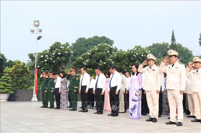 Lãnh đạo TP Hồ Chí Minh dâng hương tưởng niệm các Anh hùng liệt sỹ dịp 30/4