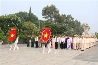 Lãnh đạo TP Hồ Chí Minh dâng hương tưởng niệm các Anh hùng liệt sỹ dịp 30/4