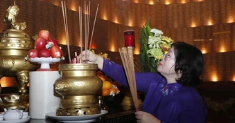 Lãnh đạo TPHCM dâng hương, dâng hoa tưởng niệm các Anh hùng liệt sĩ