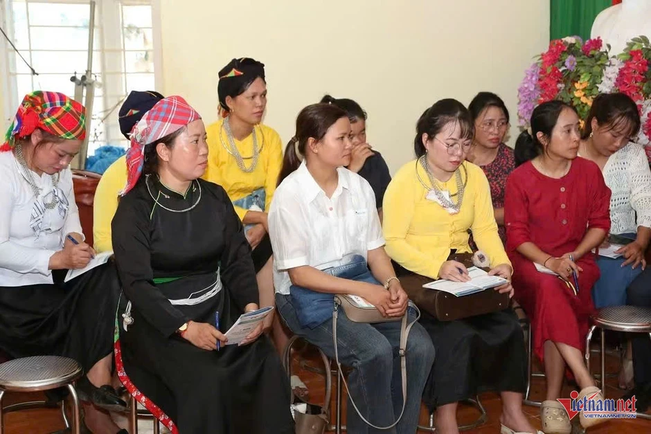 Lào Cai: Cán bộ về tận bản, nói chuyện pháp luật từ những điều đồng bào cần Lào Cai: Cán bộ về tận bản, nói chuyện pháp luật từ những điều đồng bào cần