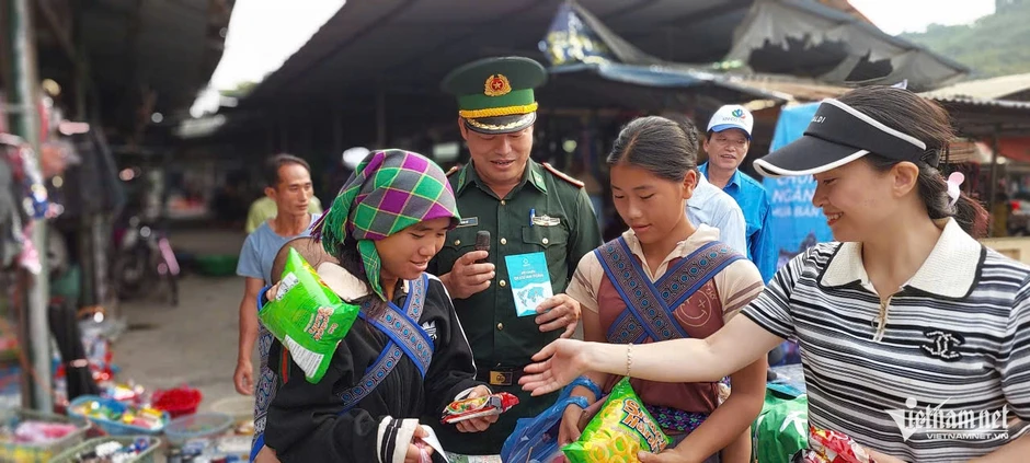Lào Cai: Cán bộ về tận bản, nói chuyện pháp luật từ những điều đồng bào cần Lào Cai: Cán bộ về tận bản, nói chuyện pháp luật từ những điều đồng bào cần