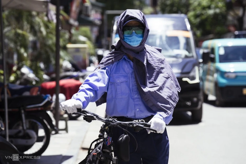 Lao động ngoài trời mất gần 2,5 giờ làm việc mỗi ngày vì nắng nóng Lao động ngoài trời mất gần 2,5 giờ làm việc mỗi ngày vì nắng nóng