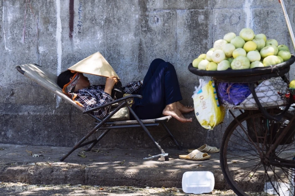 Lao động ngoài trời mất gần 2,5 giờ làm việc mỗi ngày vì nắng nóng Lao động ngoài trời mất gần 2,5 giờ làm việc mỗi ngày vì nắng nóng