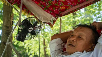 Lao động vật lộn với đợt nắng nóng gay gắt ở Hà Nội