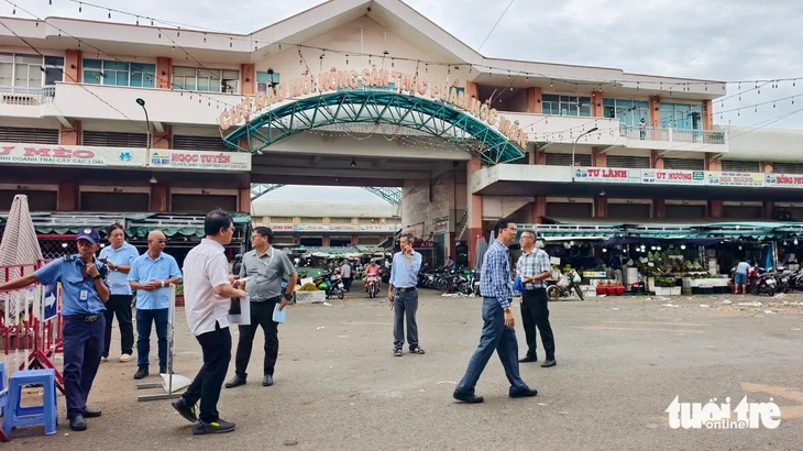 Lắp thêm camera giám sát xả rác, lấn chiếm lòng lề đường quanh chợ đầu mối Hóc Môn