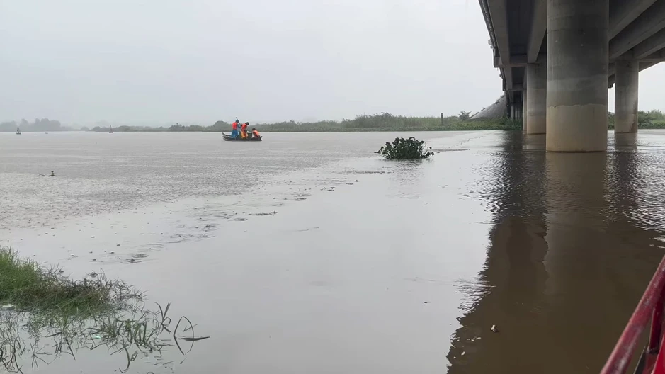 Lật ghe giữa mưa lớn, vợ không biết bơi bám bao cỏ trôi 300m thoát chết, chồng mất tích
