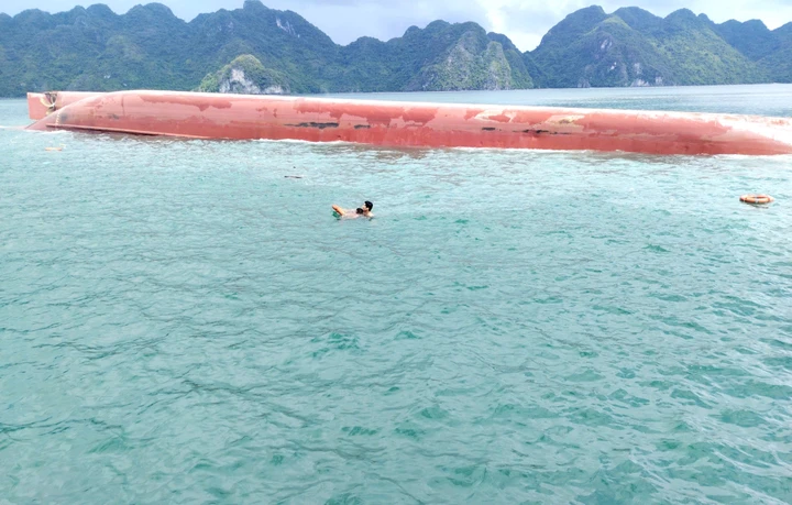 Lật tàu hàng trên biển Quảng Ninh, 5 người gặp nạn Lật tàu hàng trên biển Quảng Ninh, 5 người gặp nạn