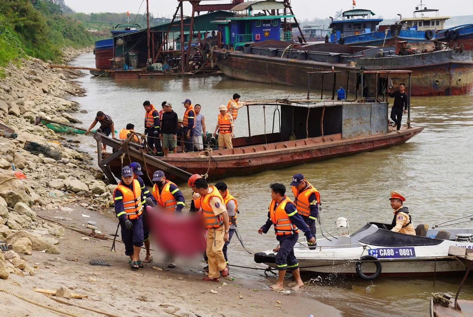 Lật tàu hút cát trên sông Hồng, 1 người chết, 1 người mất tích Lật tàu hút cát trên sông Hồng, 1 người chết, 1 người mất tích