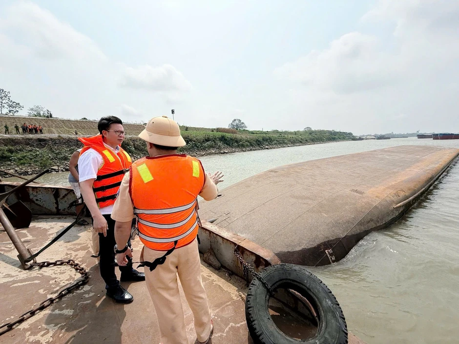 Lật tàu hút cát trên sông Hồng, 1 người chết, 1 người mất tích Lật tàu hút cát trên sông Hồng, 1 người chết, 1 người mất tích