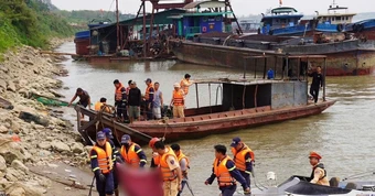 Lật tàu hút cát trên sông Hồng, 1 người chết, 1 người mất tích