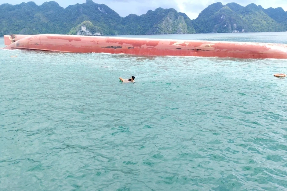 Lật tàu ở vùng biển Quảng Ninh, 3 người được cứu, 2 người mắc kẹt Lật tàu ở vùng biển Quảng Ninh, 3 người được cứu, 2 người mắc kẹt