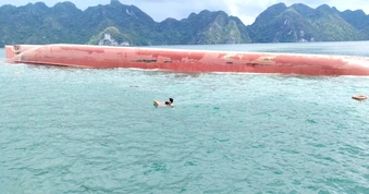 Lật tàu ở vùng biển Quảng Ninh, 3 người được cứu, 2 người mắc kẹt