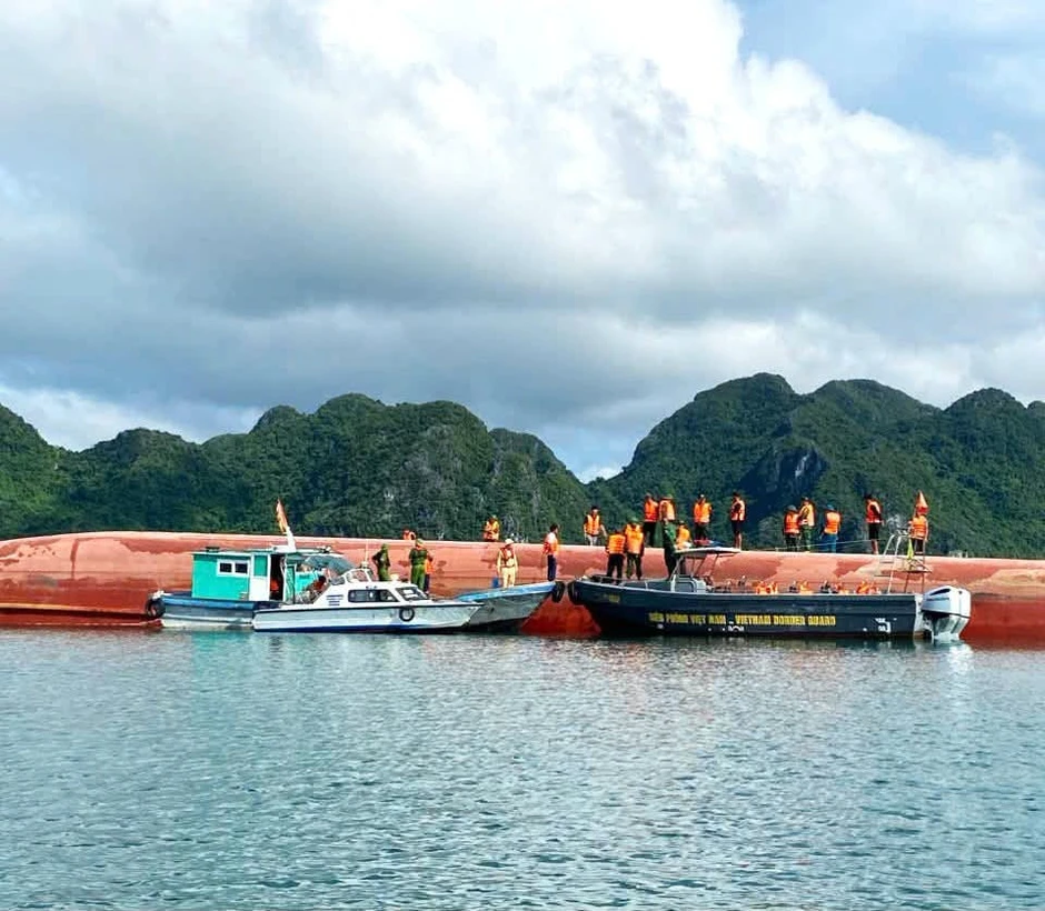 Lật tàu trên biển Vân Đồn, 3 người được cứu, 2 người mất tích Lật tàu trên biển Vân Đồn, 3 người được cứu, 2 người mất tích