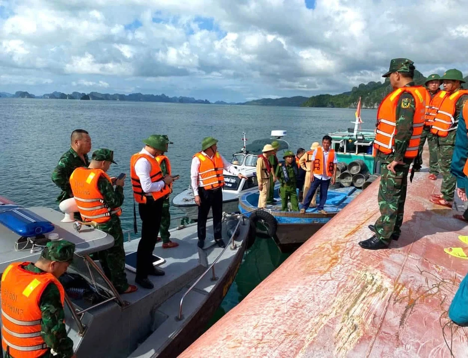 Lật tàu trên biển Vân Đồn, 3 người được cứu, 2 người mất tích Lật tàu trên biển Vân Đồn, 3 người được cứu, 2 người mất tích
