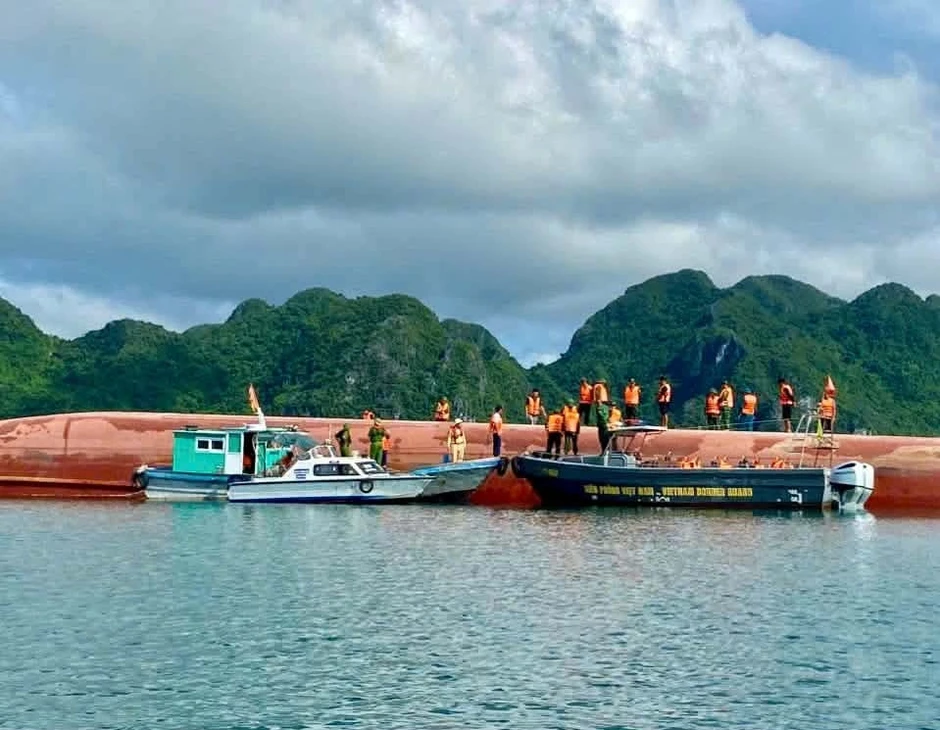 Lật tàu trên biển Vân Đồn, hai người mắc kẹt Lật tàu trên biển Vân Đồn, hai người mắc kẹt