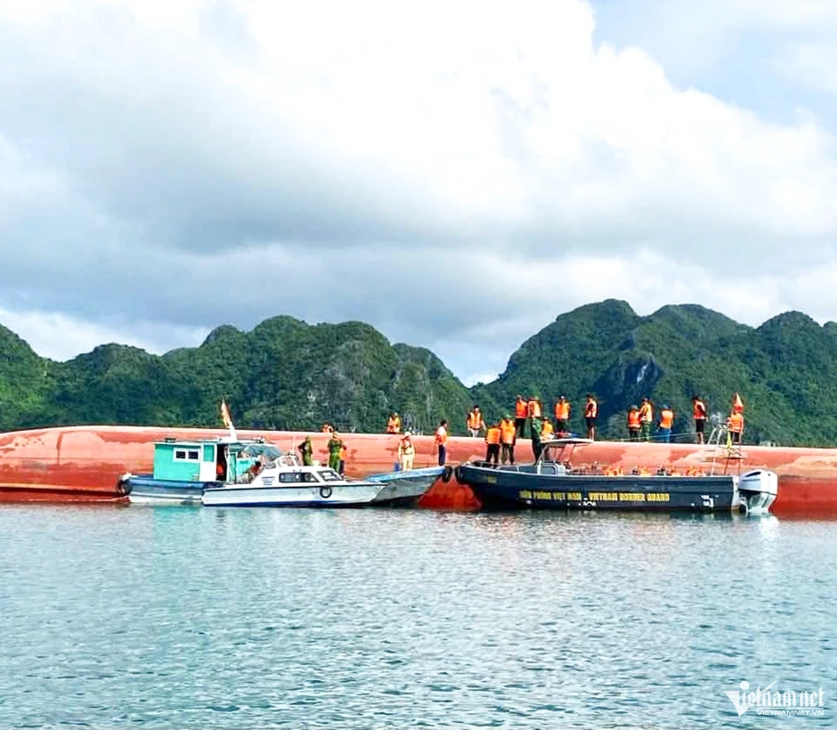 Lật tàu trên vùng biển Vân Đồn, hai anh em ruột mắc kẹt trong cabin