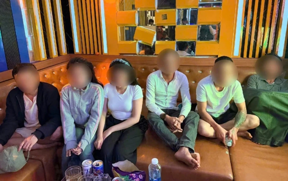 Lật tẩy bí mật trong phòng VIP quán karaoke ở Đà Nẵng Lật tẩy bí mật trong phòng VIP quán karaoke ở Đà Nẵng