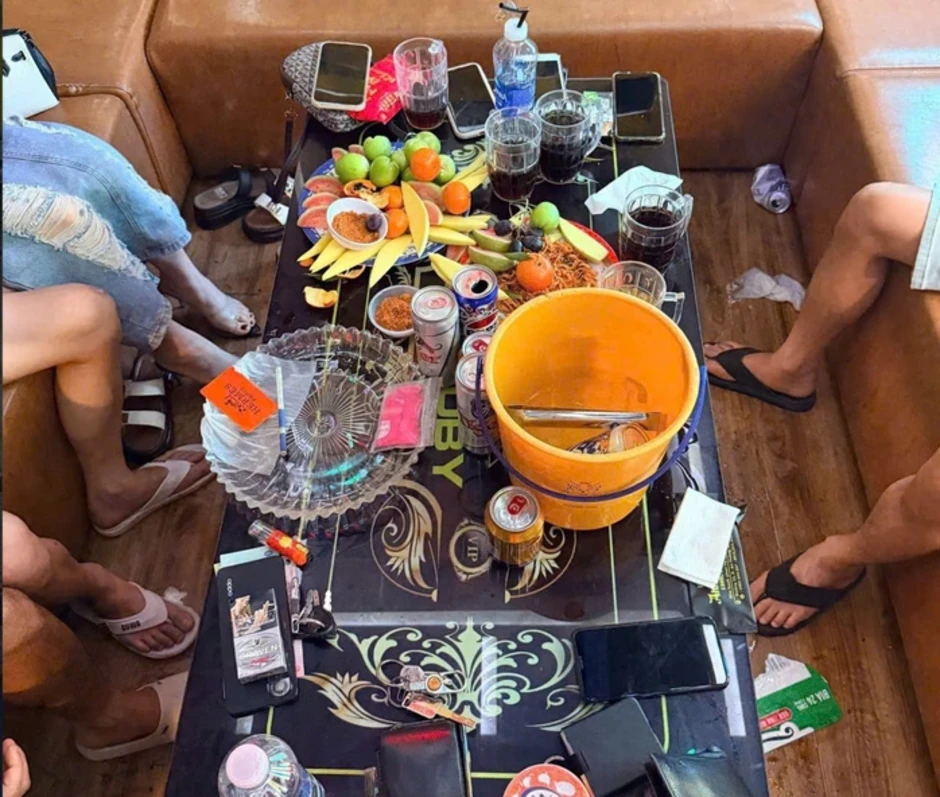 Lật tẩy bí mật trong phòng VIP quán karaoke ở Đà Nẵng Lật tẩy bí mật trong phòng VIP quán karaoke ở Đà Nẵng