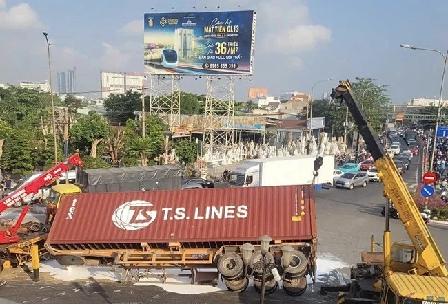 Lật xe container ngay ngã tư Bình Phước, sơn nước lênh láng mặt đường Lật xe container ngay ngã tư Bình Phước, sơn nước lênh láng mặt đường
