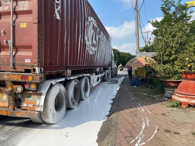Lật xe container ngay ngã tư Bình Phước, sơn nước lênh láng mặt đường Lật xe container ngay ngã tư Bình Phước, sơn nước lênh láng mặt đường