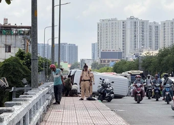 Lật xe trên cầu An Lạc, nam tài xế ở TP.HCM bất ngờ nhảy xuống kênh rồi đòi đánh người cứu