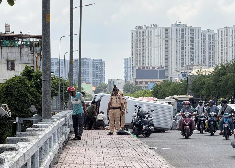 Lật xe trên cầu ở TPHCM: Tài xế nhảy xuống kênh, đòi đánh người giải cứu Lật xe trên cầu ở TPHCM: Tài xế nhảy xuống kênh, đòi đánh người giải cứu