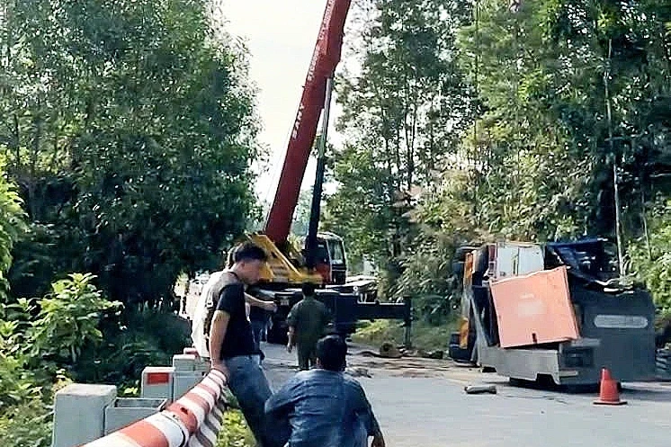 Lật xe trên đèo Vi Ô Lắc, 2 người tử vong Lật xe trên đèo Vi Ô Lắc, 2 người tử vong
