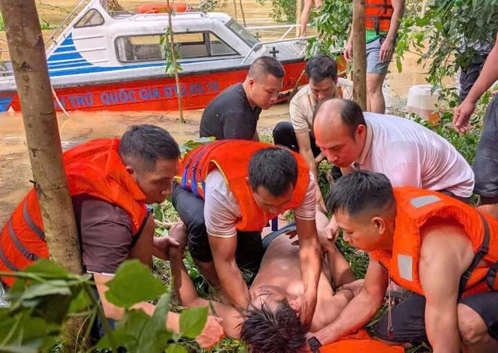 Lật xuồng khi đưa bệnh nhân đi cấp cứu giữa mưa lũ, 7 người được cứu sống Lật xuồng khi đưa bệnh nhân đi cấp cứu giữa mưa lũ, 7 người được cứu sống